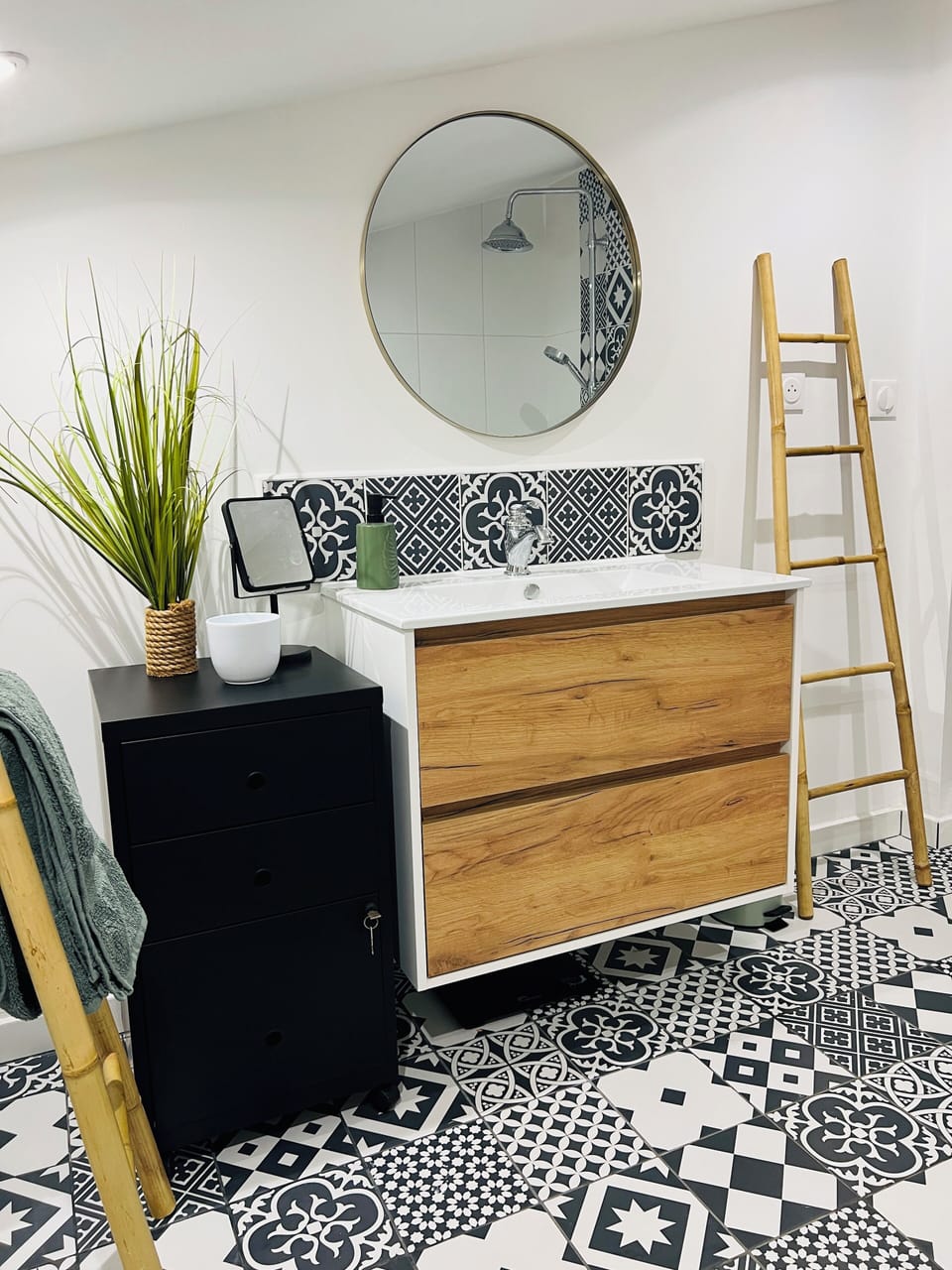 Family Suite | Bathroom | Shower, rainfall showerhead, hair dryer, soap