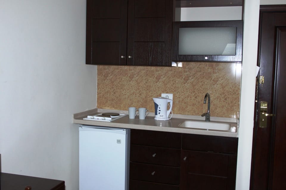 Suite | Private kitchenette | Fridge, microwave, stovetop, cookware/dishes/utensils