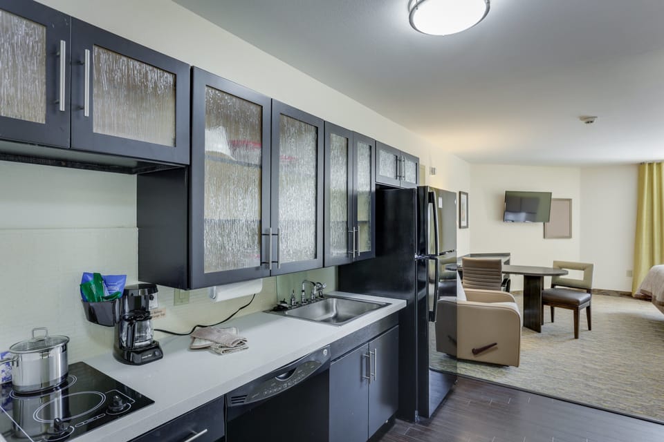 Full-size fridge, microwave, oven, stovetop