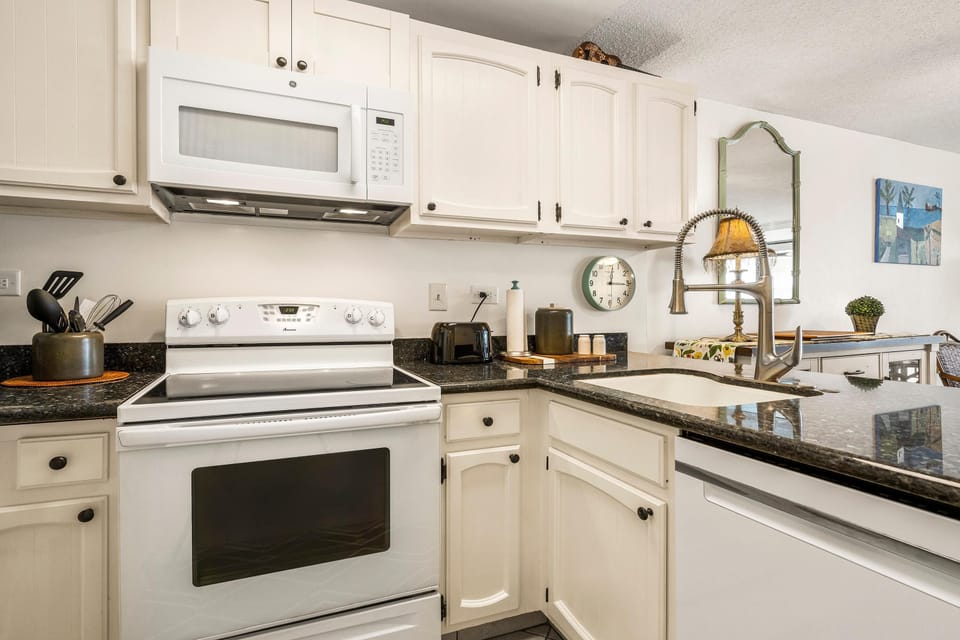 Condo, 1 King Bed (Kona Alii 208) | Private kitchen | Oven, toaster, paper towels