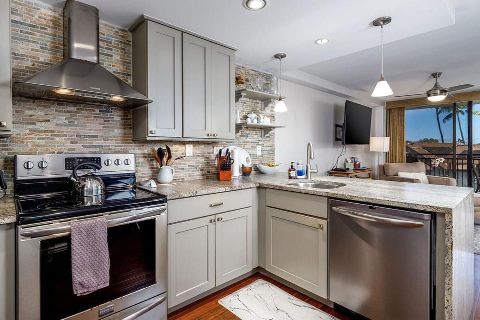 Condo, 1 King Bed with Sofa bed (Kona Alii 410) | Private kitchen | Oven, toaster, paper towels