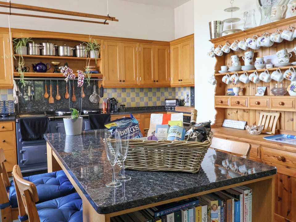 Cottage | Private kitchen | Fridge, dishwasher, electric kettle, toaster