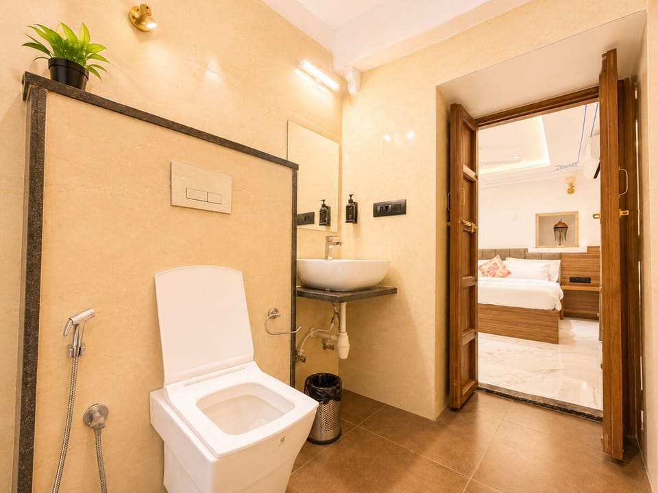 Classic Heritage Room | Bathroom | Shower, free toiletries, towels, soap