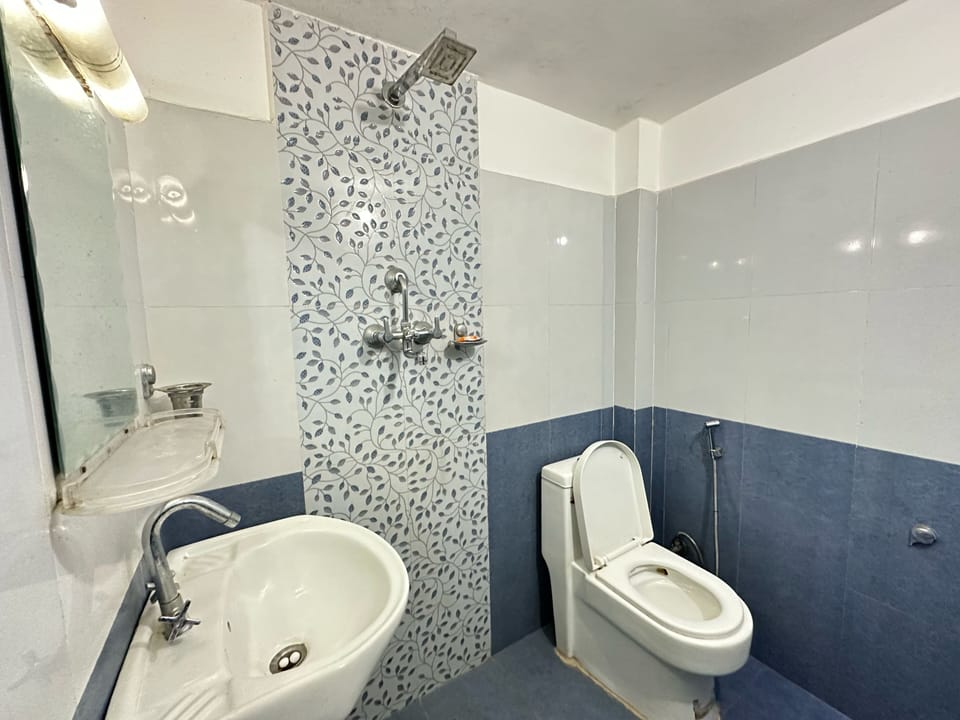 Deluxe Room, 1 King Bed, Allergy Friendly | Bathroom | Slippers, towels