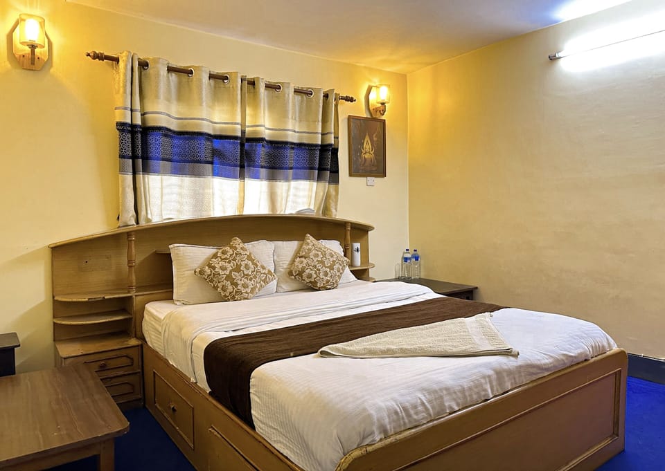 Deluxe Room, 1 King Bed, Allergy Friendly | Desk, WiFi (free), bed sheets