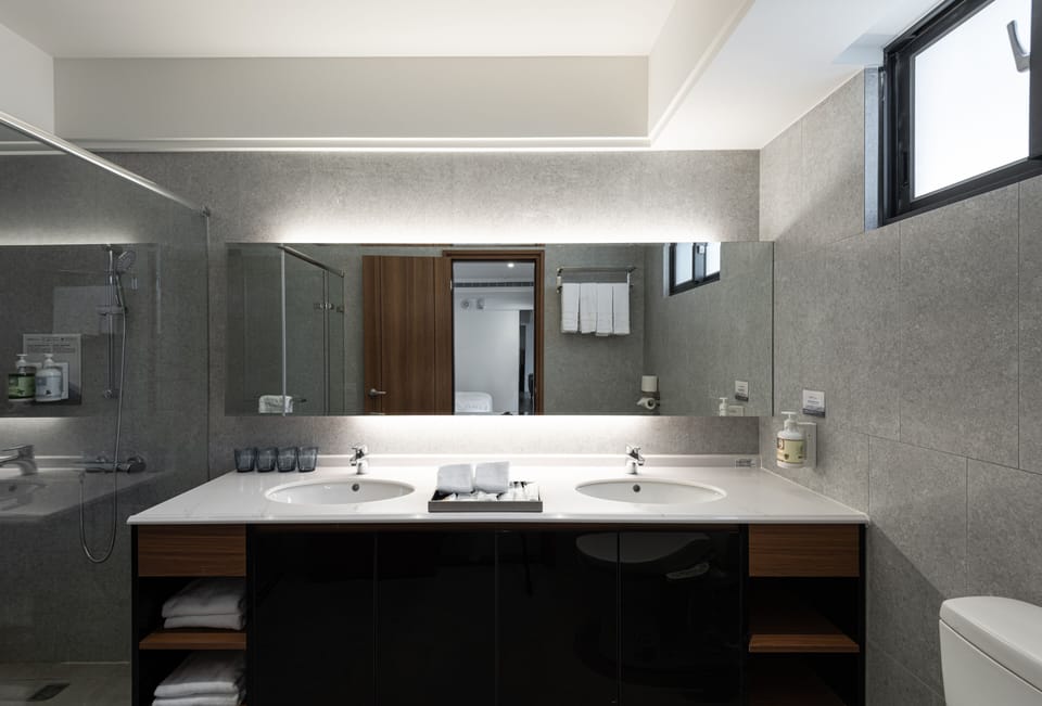 Luxury Quadruple Room | Bathroom | Shower, rainfall showerhead, hair dryer, slippers