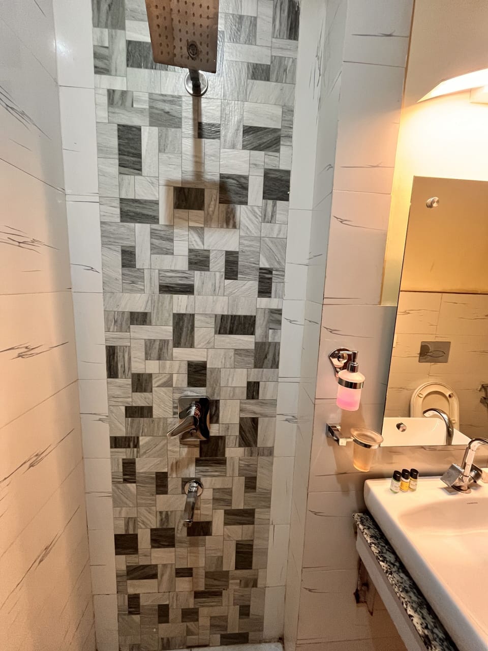 Shower, rainfall showerhead, free toiletries, hair dryer
