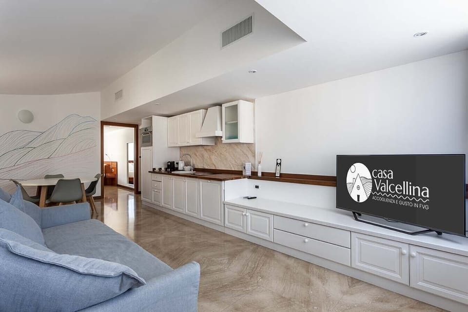 Deluxe Suite | Living area | Flat-screen TV