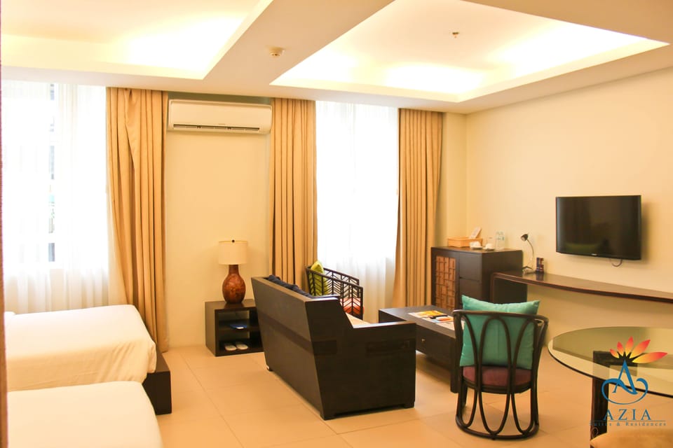 Junior Suite | Premium bedding, in-room safe, desk, rollaway beds