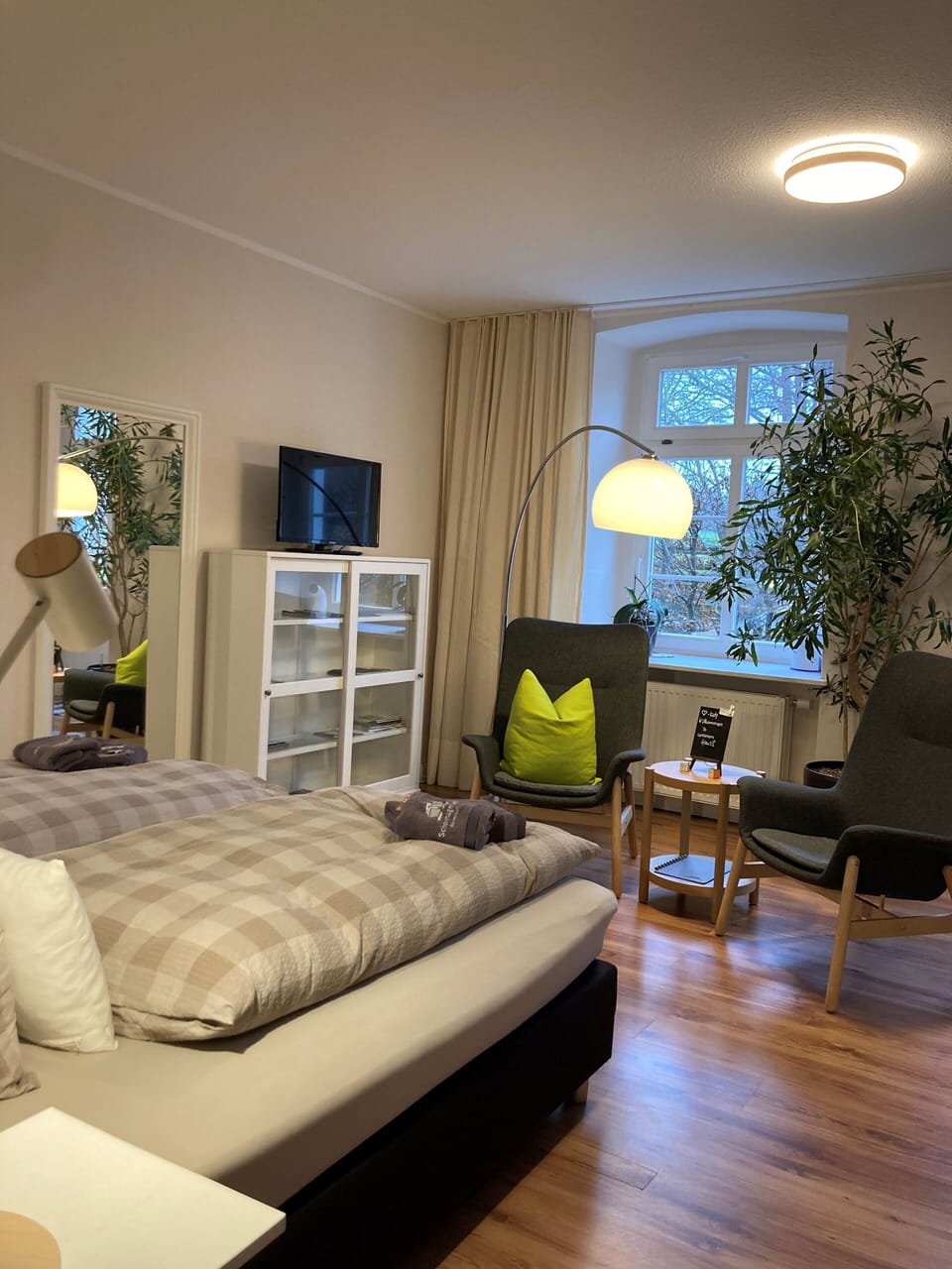 Romantic Apartment | Living room | 32-cm flat-screen TV with satellite channels, printers