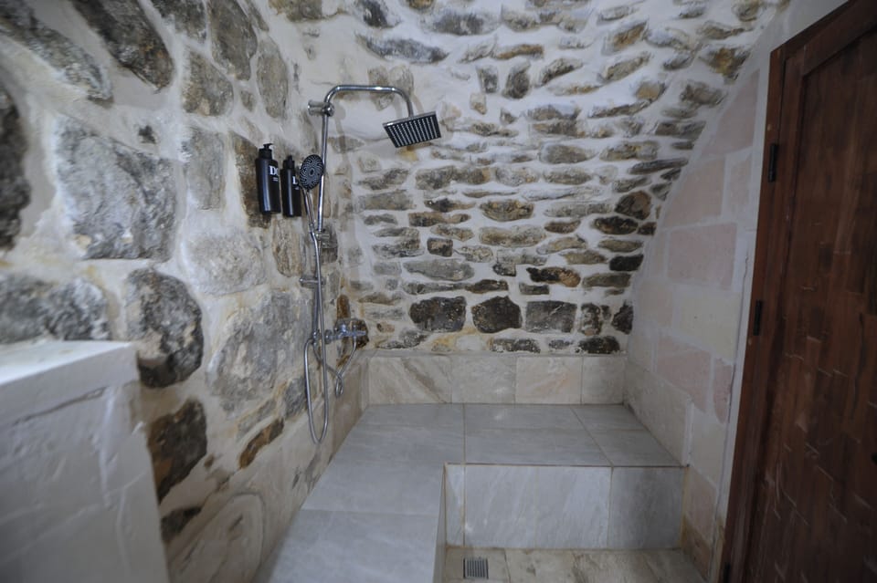 ARTUKHAN ROOM | Bathroom | Shower, rainfall showerhead, hair dryer, towels