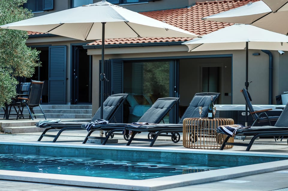 Seasonal outdoor pool, pool umbrellas, sun loungers