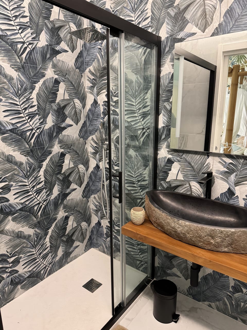 Superior Double Room | Bathroom | Shower, rainfall showerhead, free toiletries, hair dryer