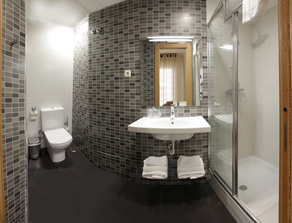 Standard Double Room, Private Bathroom | Bathroom | Shower, free toiletries, hair dryer, towels