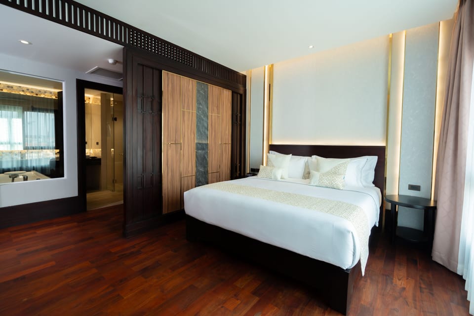Premium Double Room, 1 King Bed, Non Smoking, City View | Premium bedding, minibar, in-room safe, desk