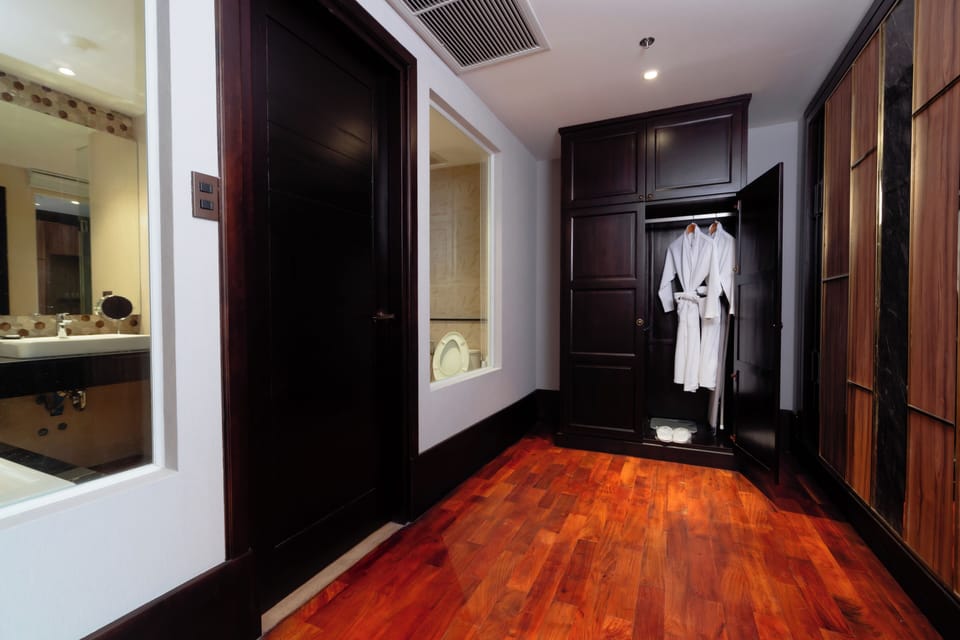 Separate tub and shower, deep soaking tub, free toiletries, hair dryer