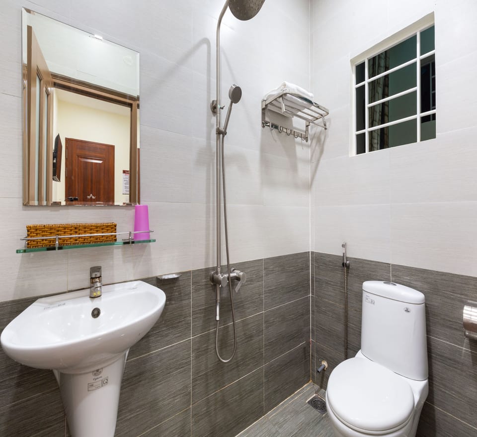 Standard Double Room | Bathroom | Shower, hair dryer, slippers, bidet