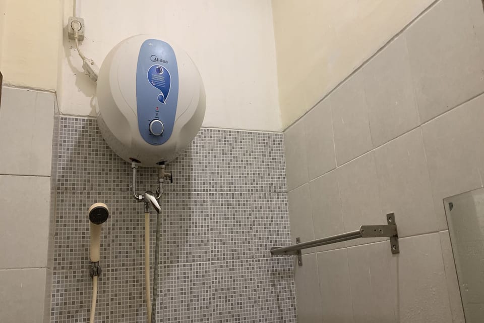 Standard Single Room | Bathroom | Shower, rainfall showerhead, free toiletries, slippers