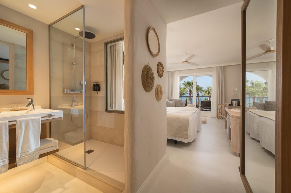 Shower, hair dryer, bathrobes, slippers
