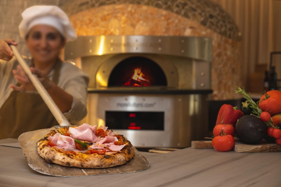 4 restaurants; lunch and dinner served