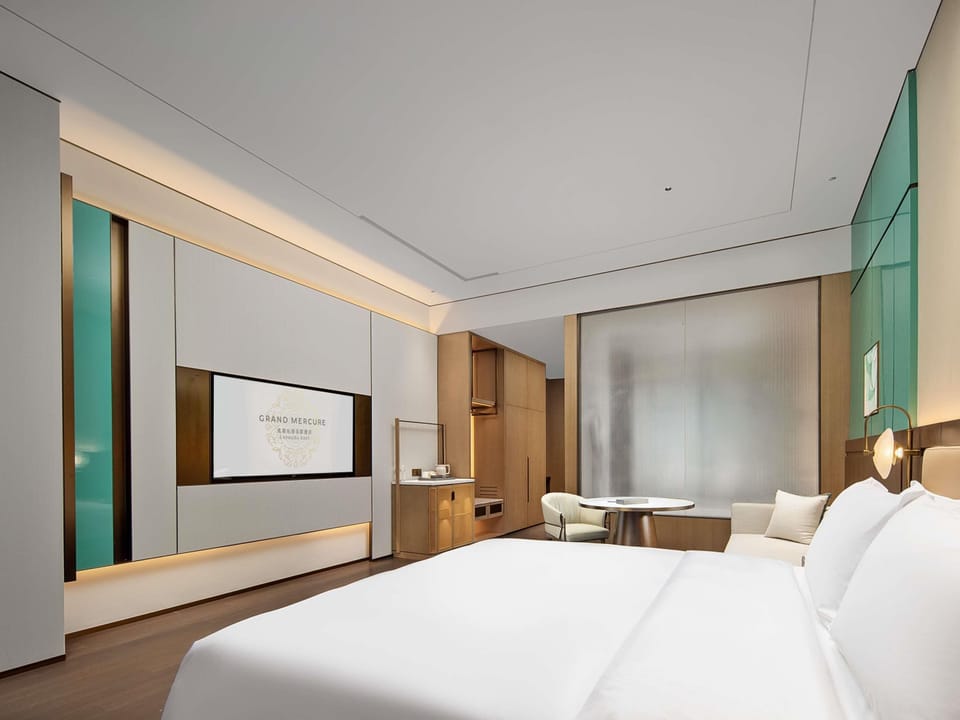 Executive Room, 1 King Bed | Hypo-allergenic bedding available, down comforters, desk, cribs (free)