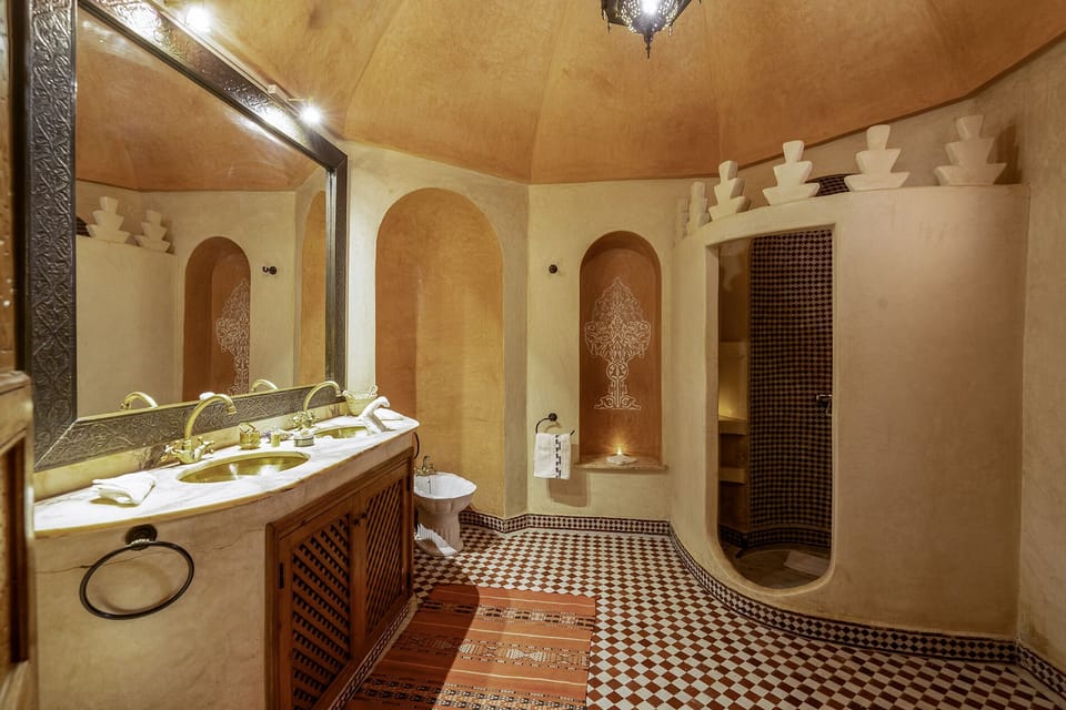 Family Suite | Bathroom | Shower, rainfall showerhead, free toiletries, hair dryer