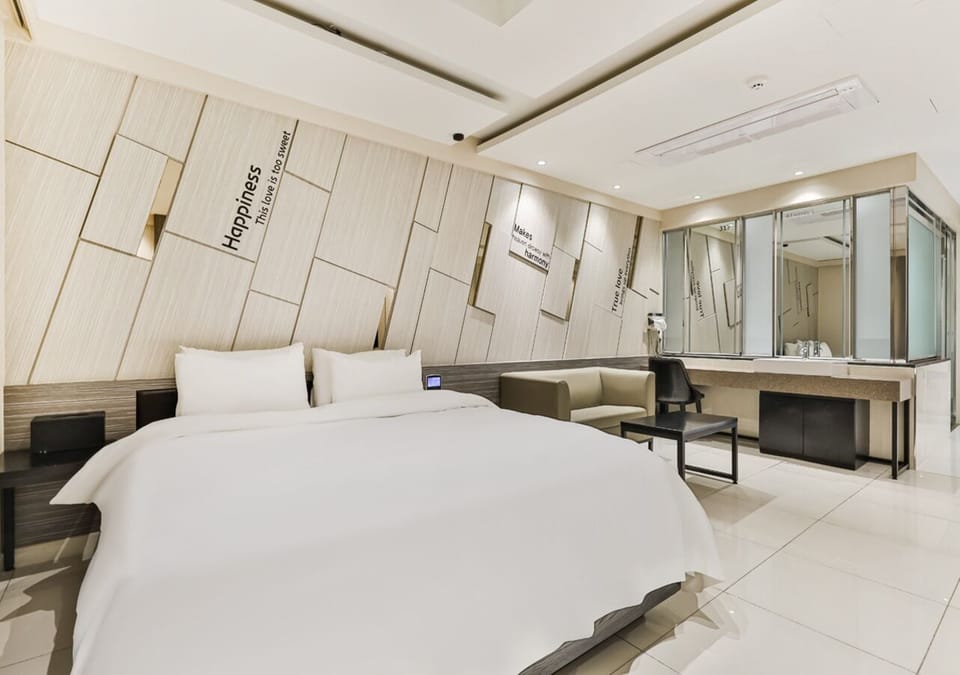 Premium Double Room, 1 Double Bed | Premium bedding, memory foam beds, individually decorated, desk