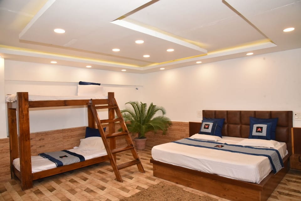 Family Room | Desk, soundproofing, WiFi (free)