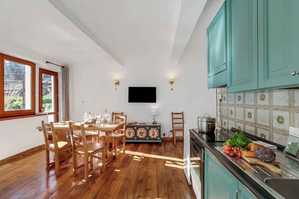 Family Apartment, Multiple Bedrooms (Garden Home) | Dining room