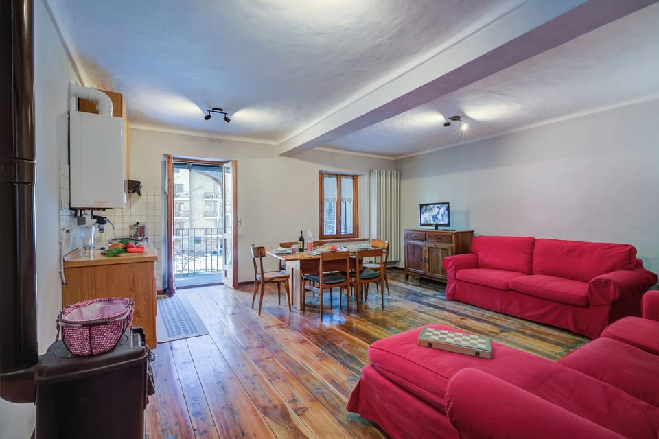 Family Apartment, Multiple Bedrooms (Lidia’s Lodge Apartment) | Living area | 21-inch Smart TV with cable channels