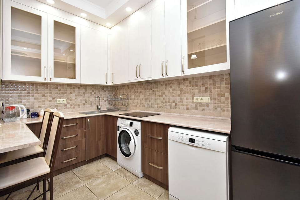 Family Condo | Private kitchen | Mini-fridge, electric kettle, cookware/dishes/utensils, freezer