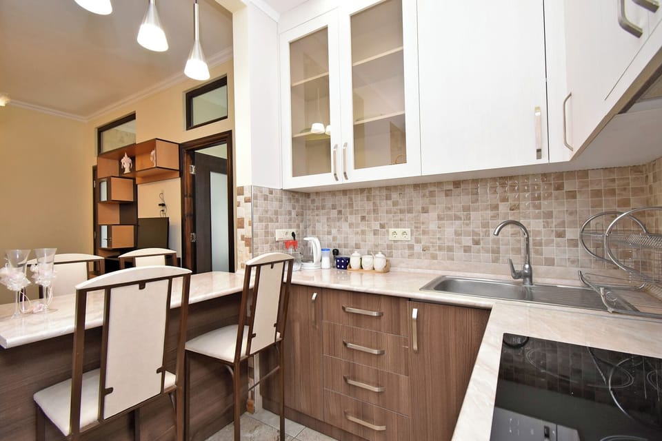 Family Condo | Private kitchen | Mini-fridge, electric kettle, cookware/dishes/utensils, freezer
