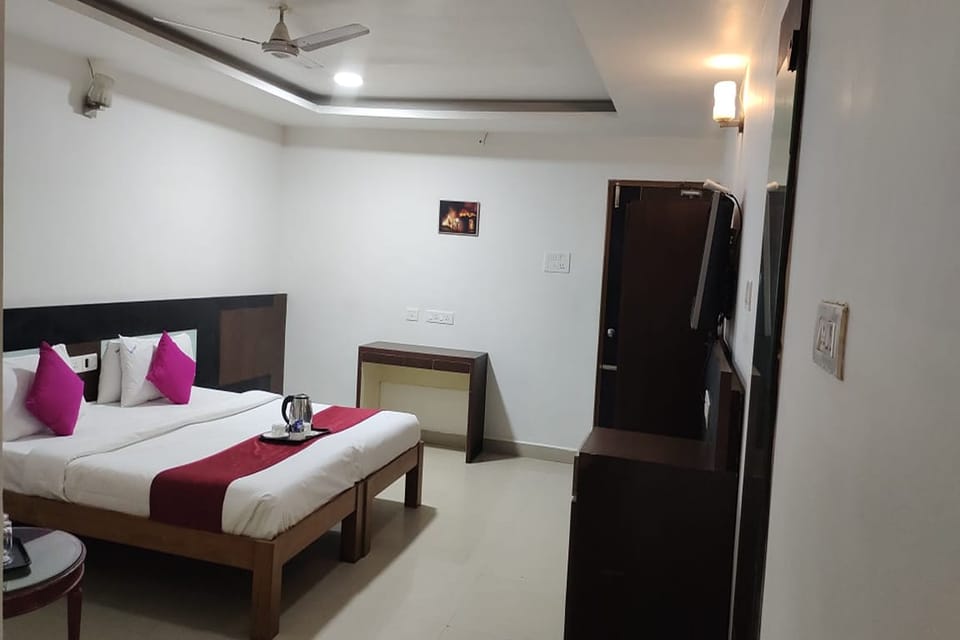 Deluxe Room | In-room safe, desk, iron/ironing board, free WiFi