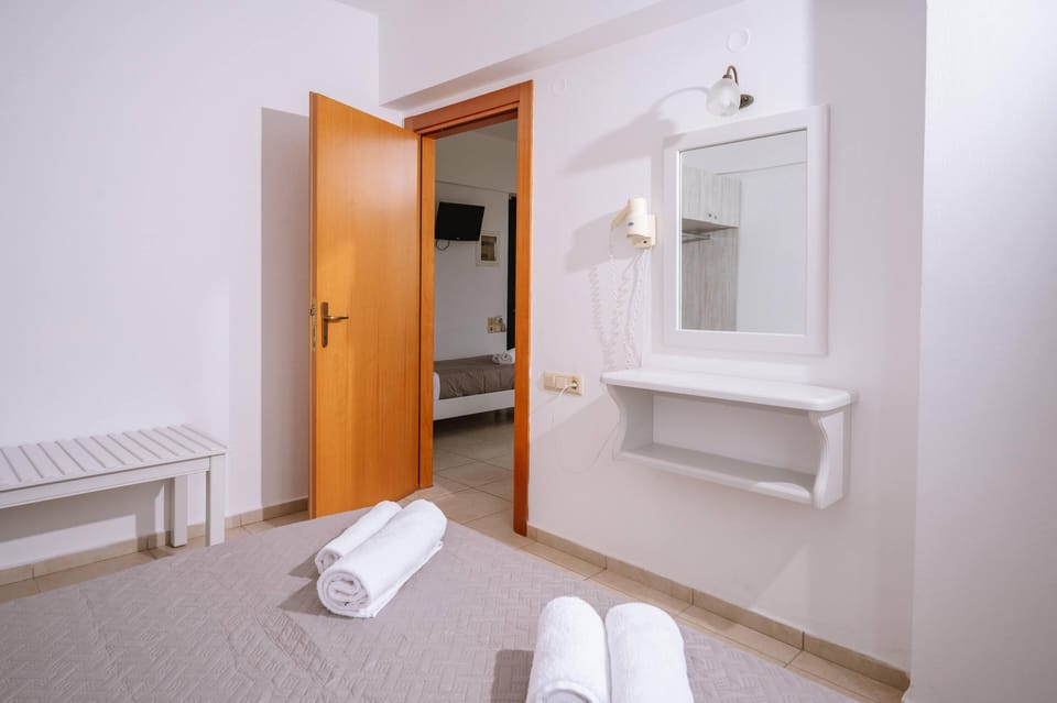 One Bedroom Apartment with Pool View | Desk, free cribs/infant beds, free WiFi, bed sheets