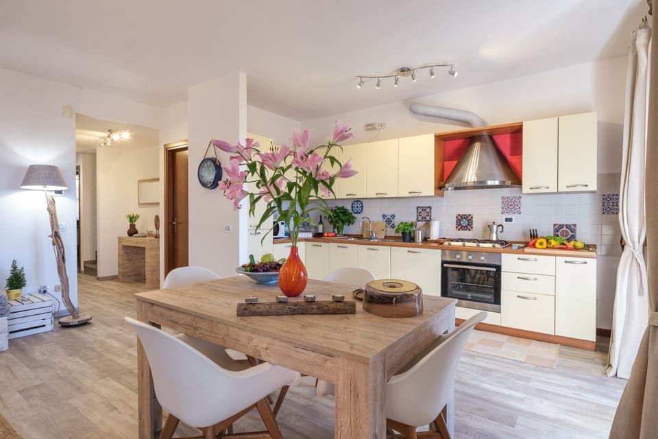 Family House, 3 Bedrooms, 2 Bathrooms (La Luna nel Lago - Lake View Garden &) | Private kitchen