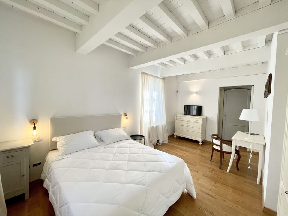 Deluxe Suite | Hypo-allergenic bedding, desk, rollaway beds, free WiFi