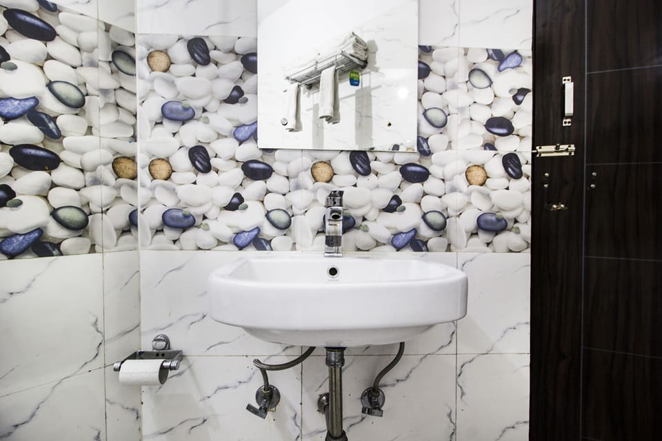 Premium Room | Bathroom | Shower, rainfall showerhead, free toiletries, towels