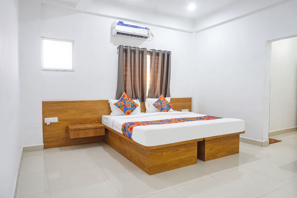 Egyptian cotton sheets, premium bedding, in-room safe, desk