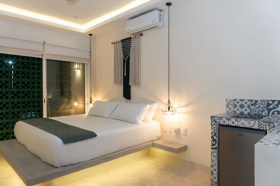 Deluxe King con Cocineta | 1 bedroom, hypo-allergenic bedding available, blackout drapes