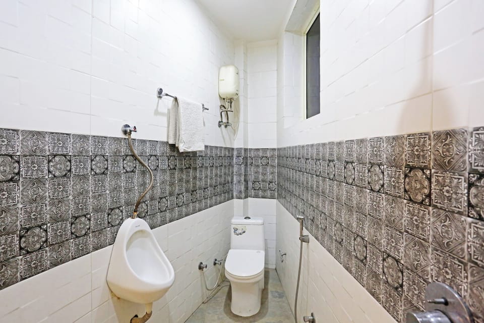 Deluxe Room | Bathroom | Shower, free toiletries, slippers, towels