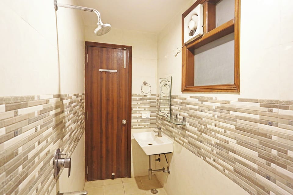 Superior Double Room | Bathroom | Shower, free toiletries, slippers, towels