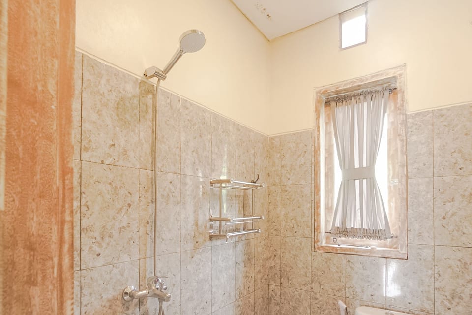 Deluxe Room Balcony with Jungle View | Bathroom | Shower, rainfall showerhead, free toiletries, towels