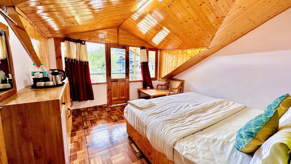 Family Valley view Room with Balcony | Free WiFi, bed sheets