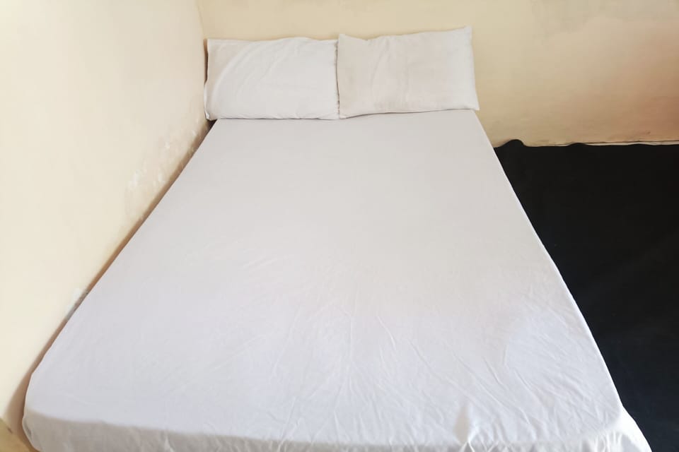 Deluxe Double Room | Desk, bed sheets