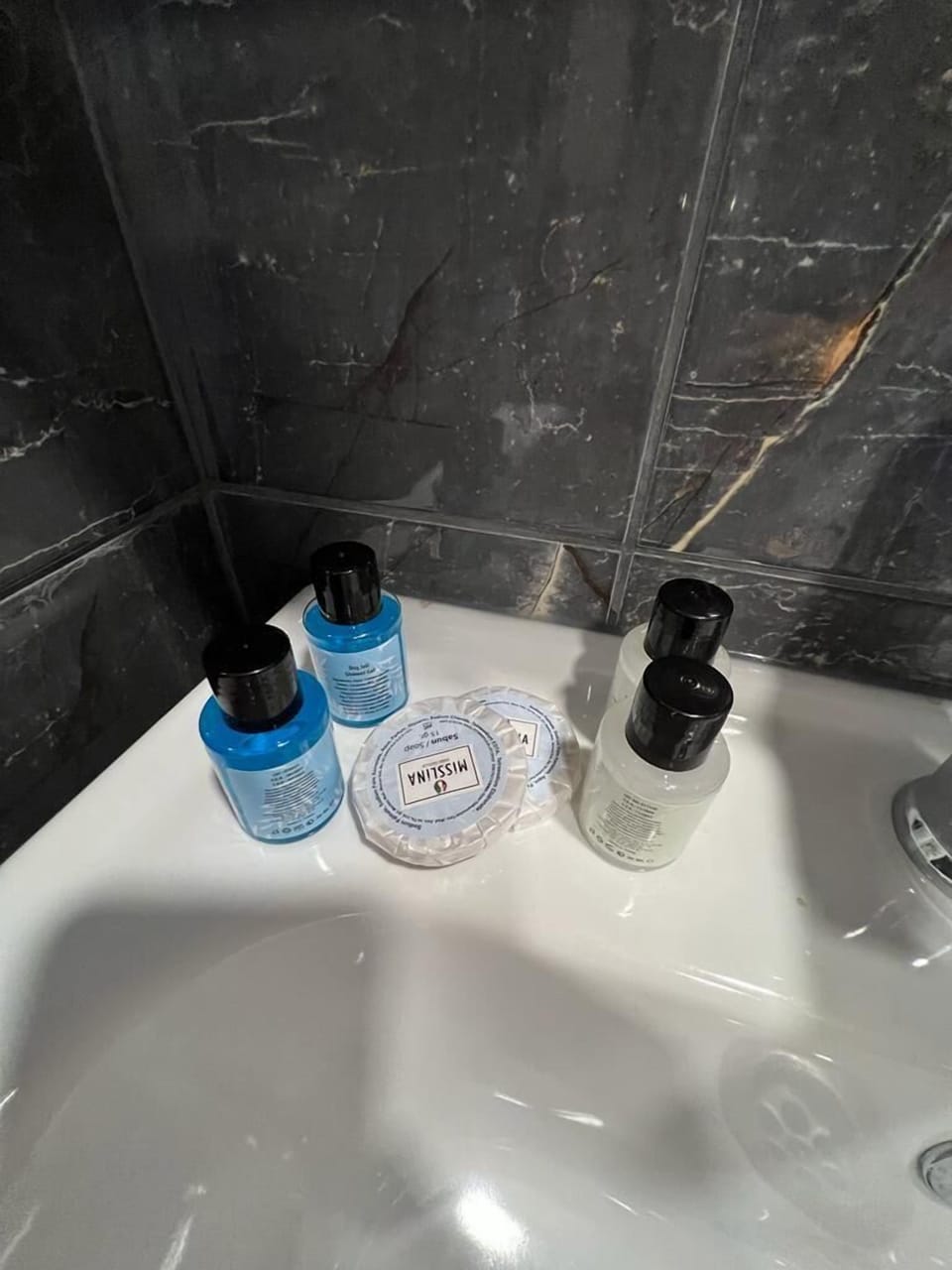 Comfort Suite, 1 Queen Bed | Bathroom | Shower, rainfall showerhead, designer toiletries, hair dryer
