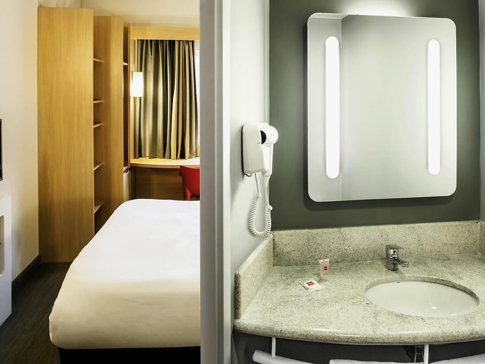 Minibar, WiFi (free), bed sheets