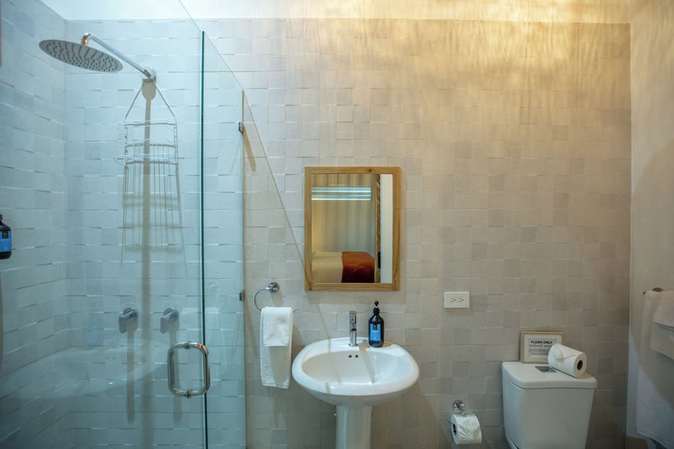 Deluxe Room, Corner | Bathroom | Shower, eco-friendly toiletries, hair dryer, towels