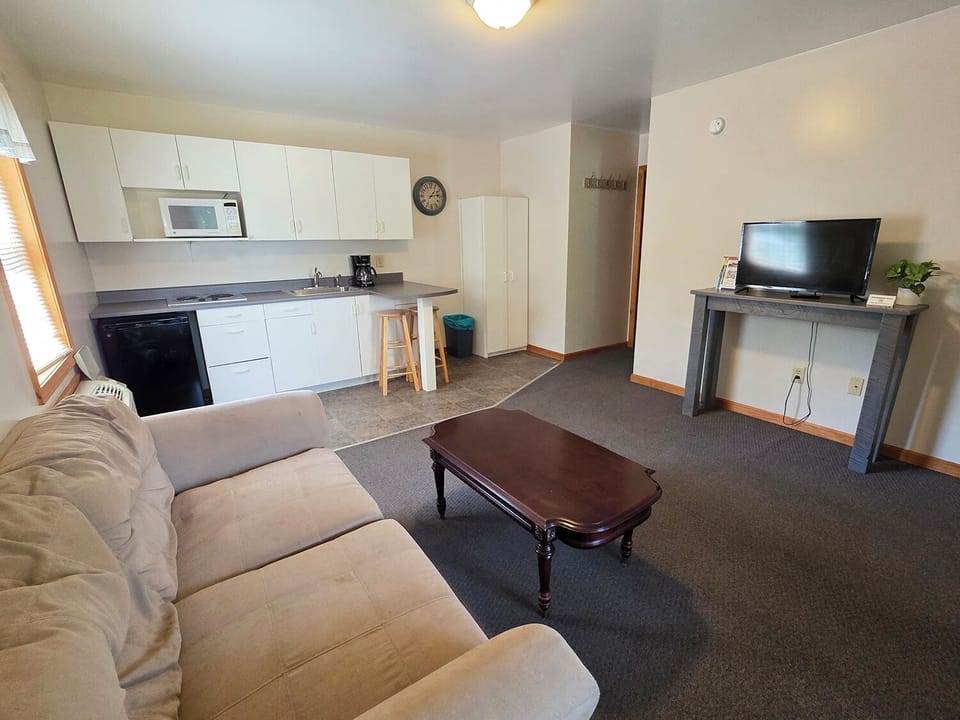 South: Cabin 19 | Living area