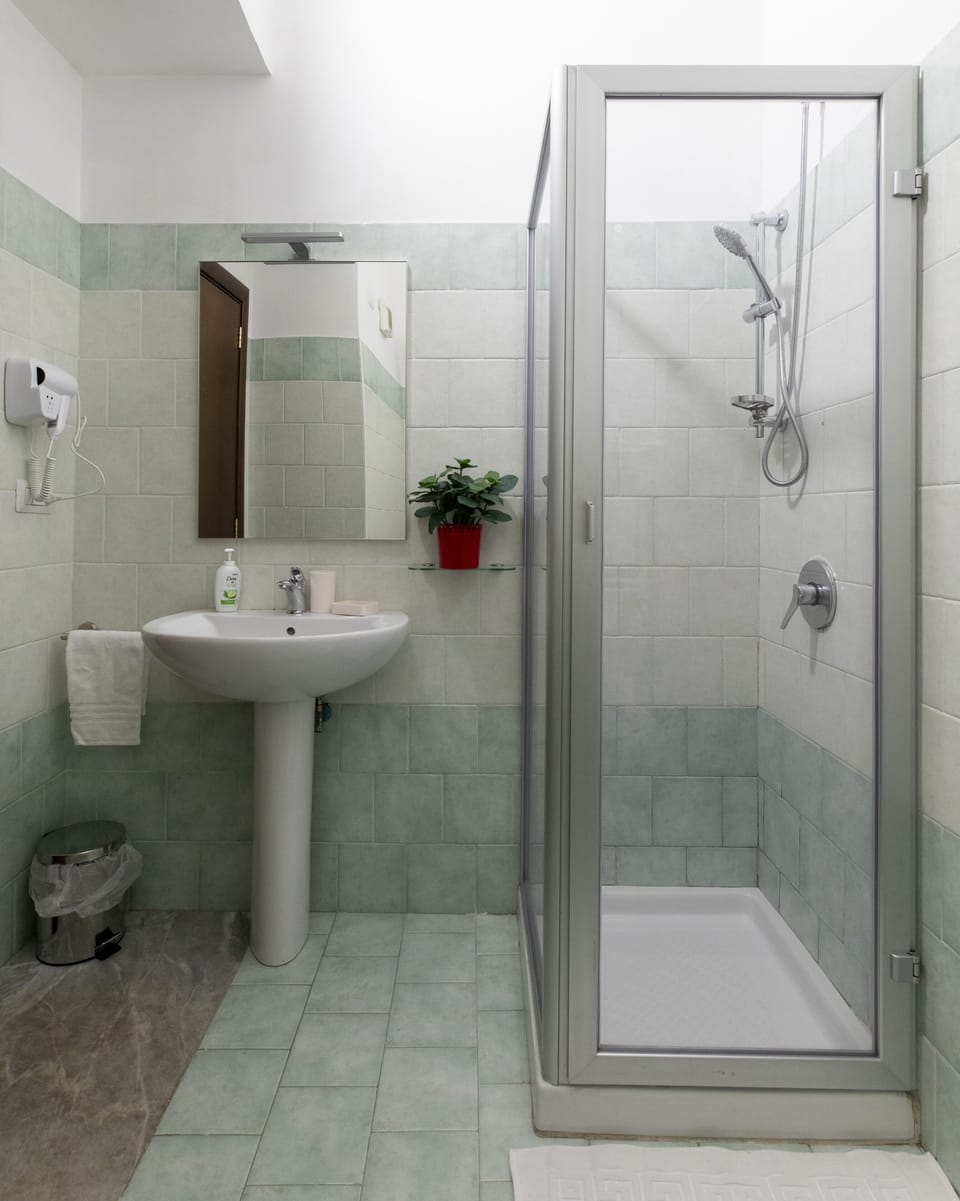 Superior Room | Bathroom | Shower, rainfall showerhead, free toiletries, hair dryer