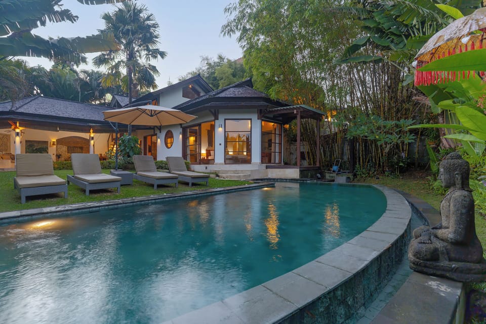 Outdoor pool, pool umbrellas, sun loungers